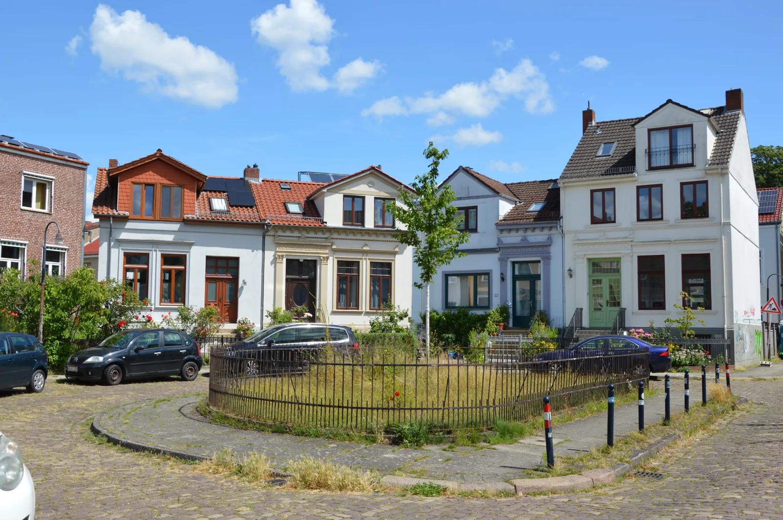 Wohnhäuser rund um den begrünten Platz am Bredenkamp