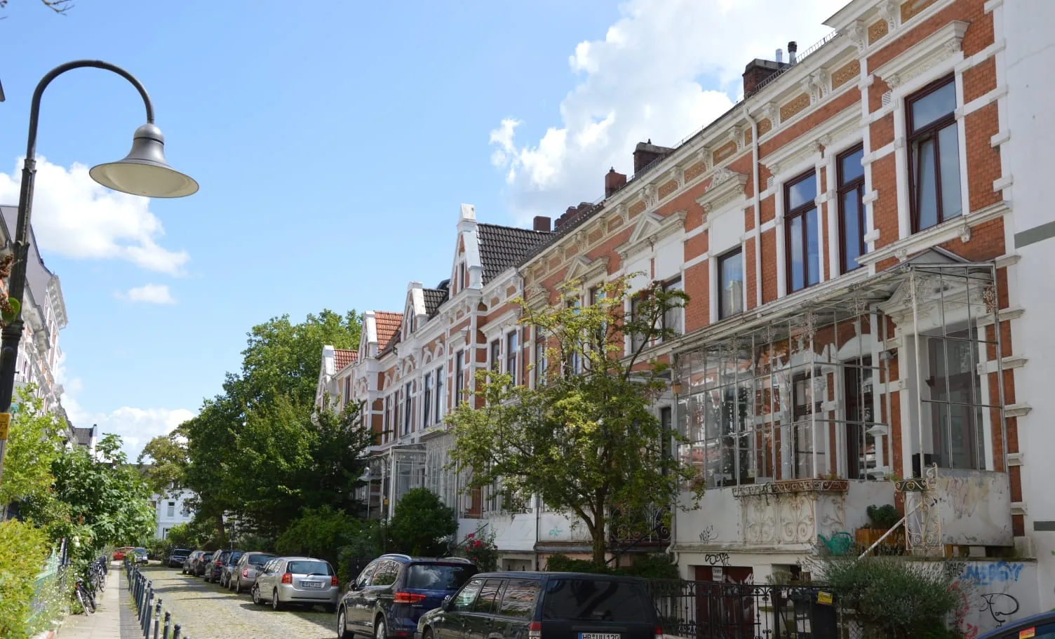 Straßenzug mit historischer Laterne in der Schweizer Straße