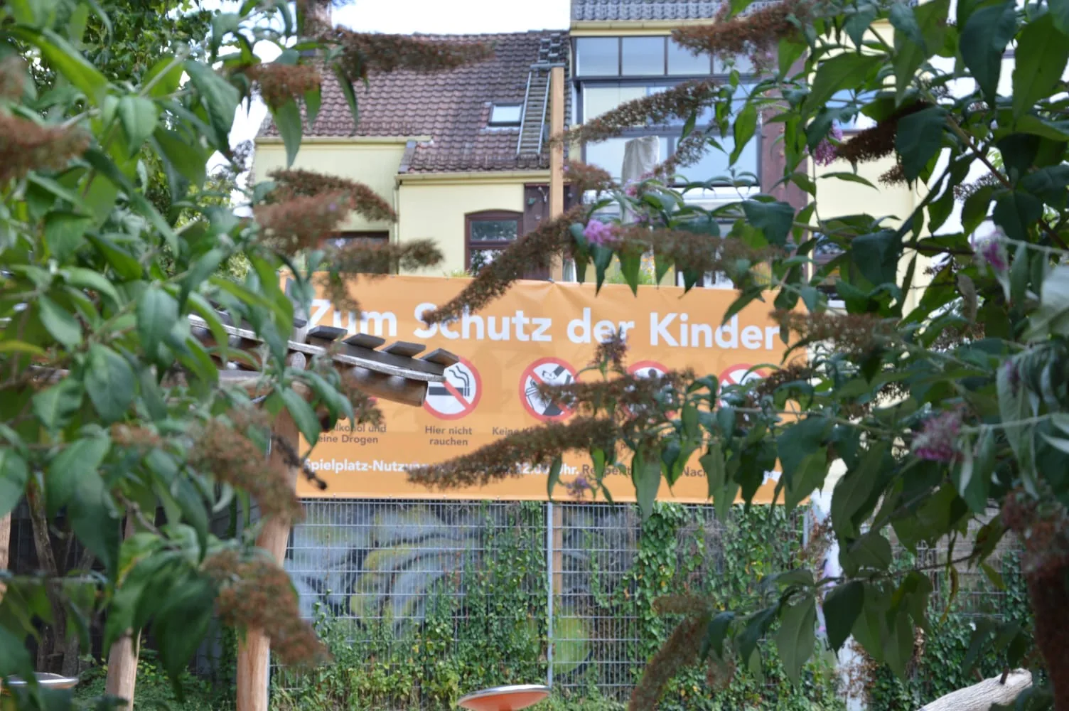 Schild „Zum Schutz der Kinder“ am Spielplatz Mecki